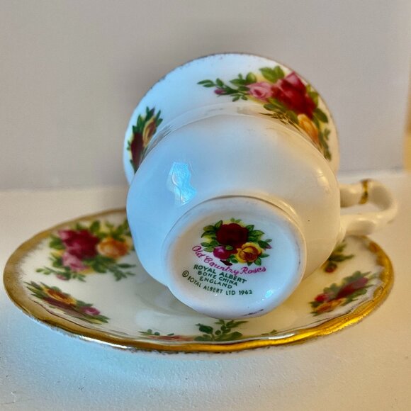 Royal Albert Old Country Roses Le Petite Teacup and Saucer - Picture 4 of 5